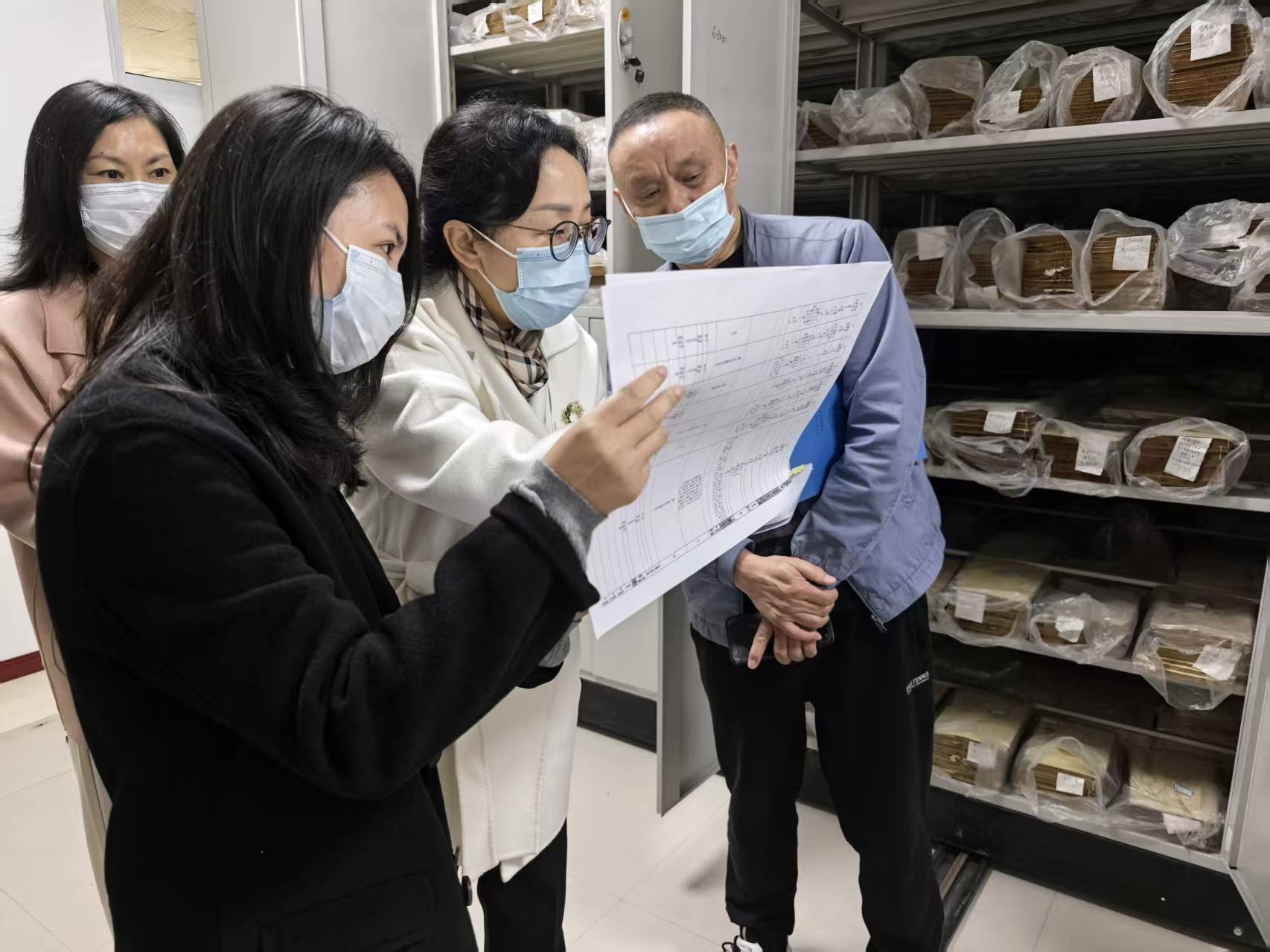 专家指导射洪当地的古籍修复 专家指导射洪当地的古籍修复