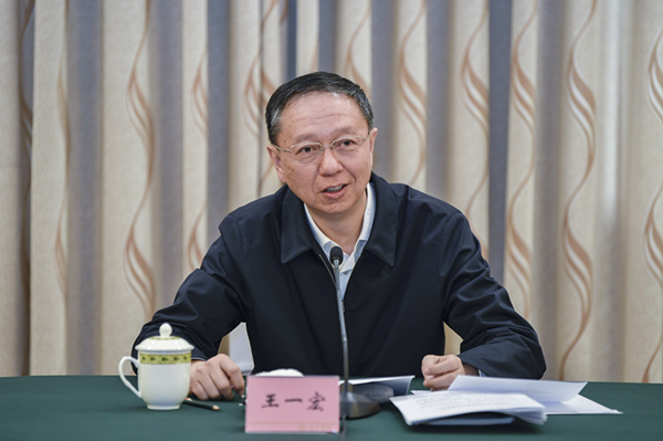 工代表新春座谈会,省政府副省长,省农劳领导小组组长王一宏主持会议