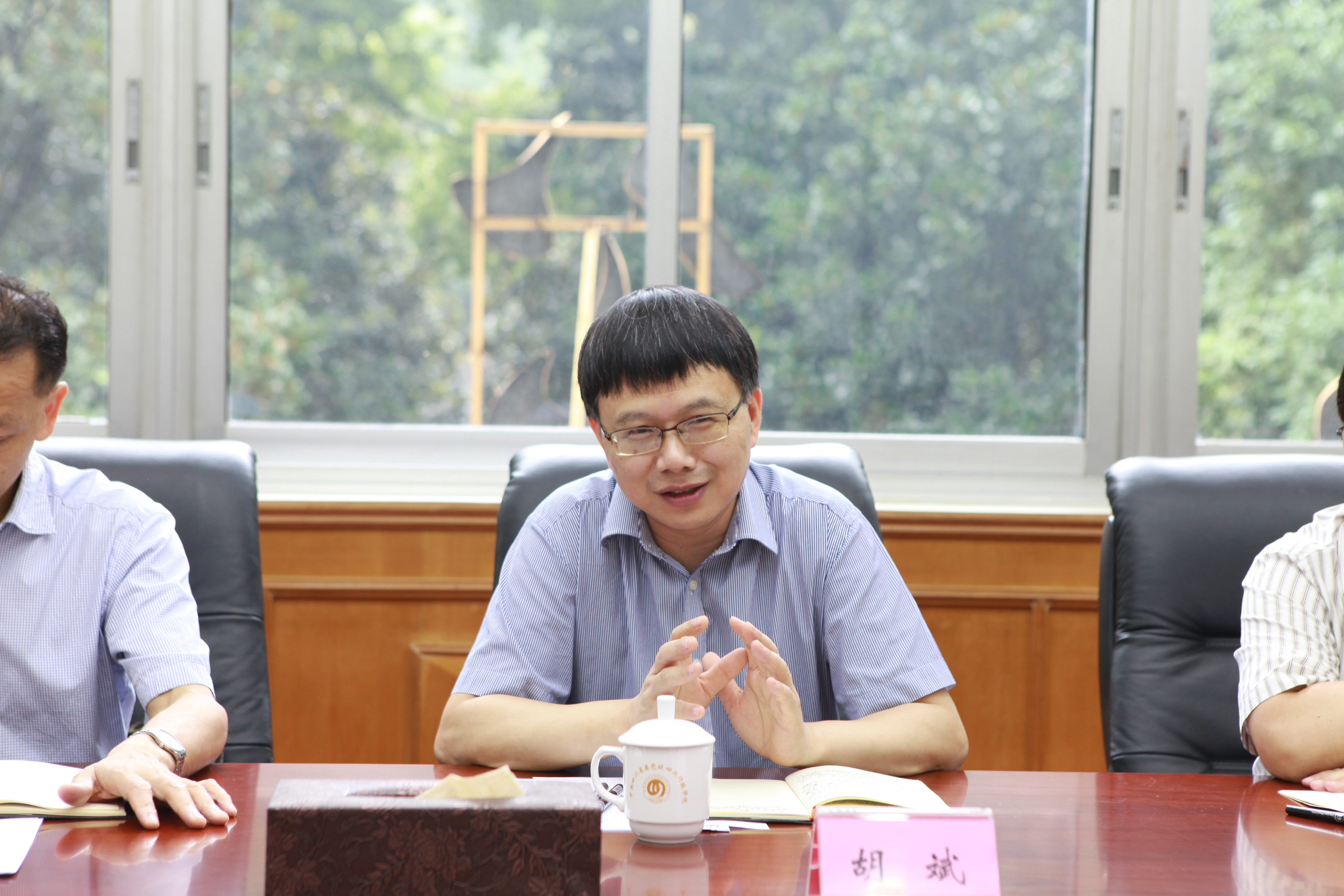 胡斌带队赴省委党校走访座谈